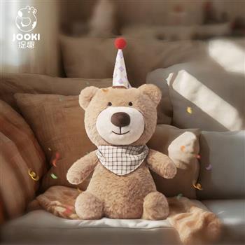 【JOOKI 捉趣】精品娃娃玩偶 慶生小熊(28cm)【贈品牌束口袋】