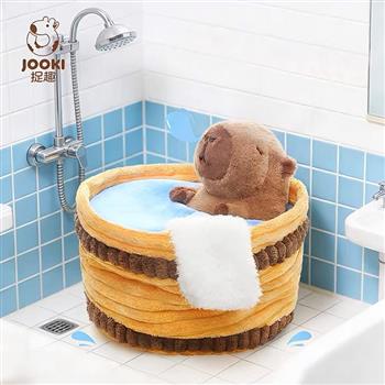 【JOOKI 捉趣】精品娃娃玩偶 泡澡水豚(16cm)【贈品牌束口袋】
